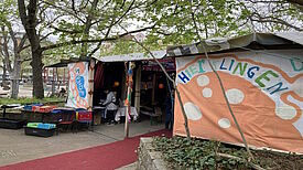 Über den roten Teppich ging es zum Stadtteilplenum in die Sommer-Manege. (Bild: Gerald Backhaus)