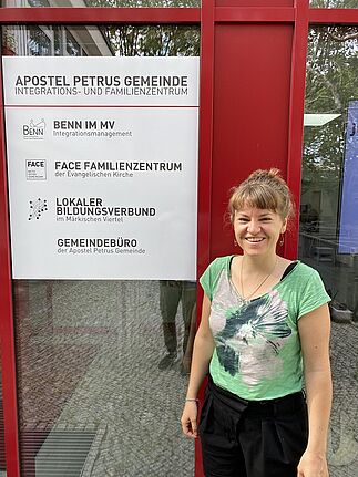 Kristin Bohner, Leiterin des Lokalen Bildungsverbunds Märkisches Viertel und Rollbergesiedlung, stellt sich und ihre Arbeit  vor. (Bild: QM Titiseestraße)