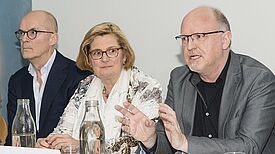 Nicolas Jeissing, geschäftsführender Gesellschafter von Engel & Völkers Commercial Berlin, Bezirksbürgermeisterin Angelika Schöttler und Moderator Jörn Brunotte (v.l.n.r.). Bild: Gerhard Haug / GB