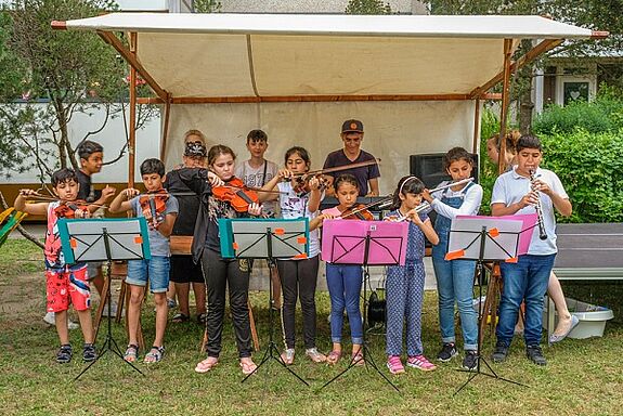 Eine Kindergruppe präsentierte ihre ersten Musikstücke. Bild: QM Falkenhagener Feld West
