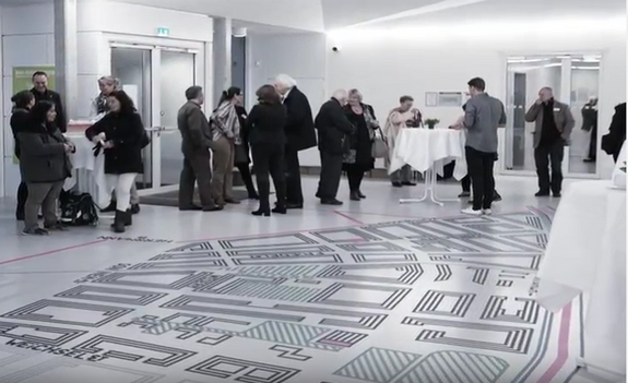 Das Stadtplan-Taping bei der Verabschiedung des Quartiersmanagements Reuterplatz Bild: Screenshot Video YouTube