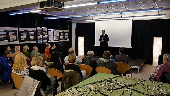 Bezirksbürgermeister Oliver Igel eröffnet die Ausstellung. Foto: Benjamin Barthmann