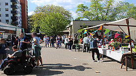 Über 30 Stände boten Spiele, Essen, Getränke und Informationen beim Kiezfest in der Thermometersiedlung. (Bild: QM Thermometersiedlung)