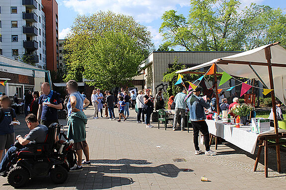 Über 30 Stände boten Spiele, Essen, Getränke und Informationen beim Kiezfest in der Thermometersiedlung. (Bild: QM Thermometersiedlung)