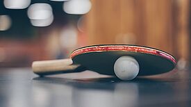 Seit Ende Juni 2020 können sich alle Anwohner*innen kostenfrei Sportmaterialien, wie zum Beispiel Tischtennisschläger, Stelzen oder Boulekugeln an diesen Leihstationen ausleihen. Bild: Josh Sorenson/ Pexels