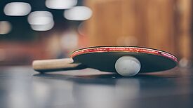 Seit Ende Juni 2020 können sich alle Anwohner*innen kostenfrei Sportmaterialien, wie zum Beispiel Tischtennisschläger, Stelzen oder Boulekugeln an diesen Leihstationen ausleihen. Bild: Josh Sorenson/ Pexels