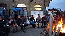 Die Feuerschale sorgte für lauschige Atmosphäre und warme Füße beim Stadtteilplenum. (Bild: Gerald Backhaus)