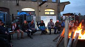 Die Feuerschale sorgte für lauschige Atmosphäre und warme Füße beim Stadtteilplenum. (Bild: Gerald Backhaus)