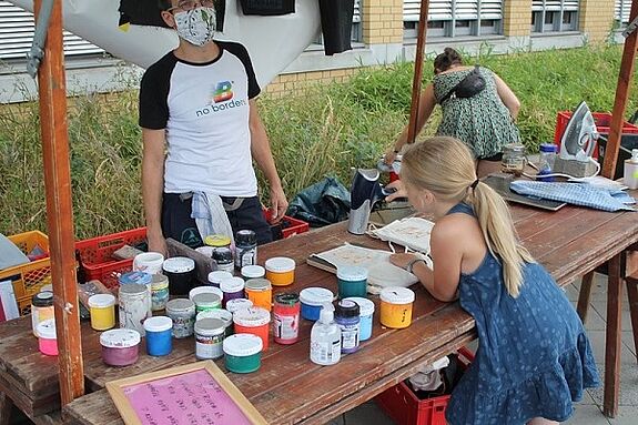 Lokale Künstlerinnen und Künstler boten Kunst- und Bastelaktionen für die kleinen Gäste an. Bild: QM Hellersdorfer Promenade