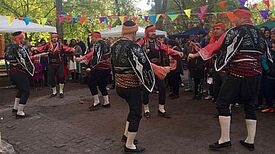 Eine Männertanzgruppe beim Kiezfest.