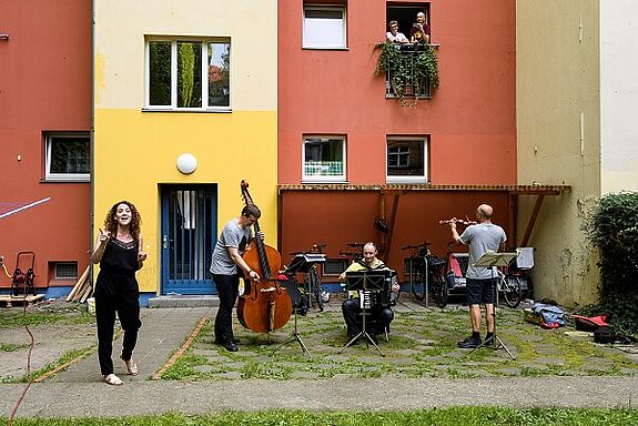 32 Konzerte spielten die Musikerinnen und Musiker der Komischen Oper für die Berlinerinnen und Berliner. Foto: Selam Opera!