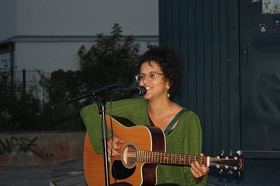 Quartiersmanagerin Sherin Buchwald begleitete das Stadtteilplenum musikalisch. (Bild: Gerald Backhaus)