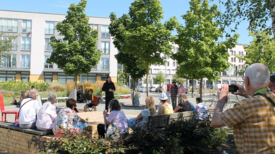 Baritonsänger Günther Stolarz und Isabel Schumann am Akkordeon sorgten auf dem neu gestalteten Fritz-Lang-Platz unter anderem für die musikalische Zeitreise in die 1920er Jahre. Bild: Julian Krischan