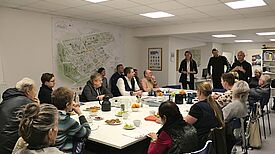 Engagierte Diskussionen und wichtige Entscheidungen prägten die erste Quartiersratssitzung im QM-Büro der Alten Hellersdorfer Straße. (Bild: Anka Stahl)