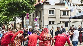Bei Musik und Tanz kamen Anwohnerinnen und Anwohner am 1. Juli 2022 auf der Donaustraße zusammen. (Bild: Linda Hanses)