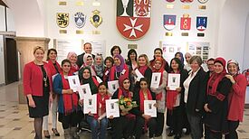 Zertifikatübergabe an die Stadtteilmütter. Bild: Bezirksamt Neukölln