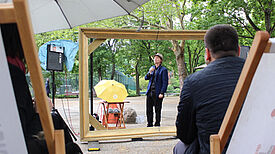 Schlagersänger John P. Wilke bei der „Nehmt-Platz“-Aktion auf dem Leopoldplatz. Foto: Jonathan Andrae