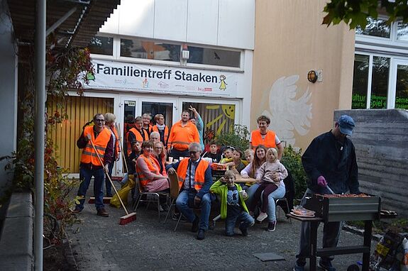 20 fleißige Anwohner halfen im Quartier Heerstraße beim Herbstputz. Foto: QM Heerstraße