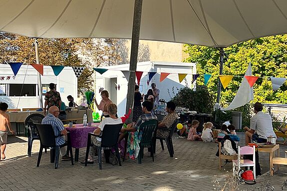 Unter dem Sonnensegel auf dem Kulturbunker feierten die Anwesenden die Einschulung – mit Spielen, Kaffee und Kuchen für die ganze Familie. (Bild: QM Glasower Straße)