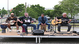Die vierköpfige Band ohne Namen sorgte für gute Stimmung beim ersten kostenlosen Kiezkonzert im Jahr 2024 im QM-Gebiet Alte Hellersdorfer Straße. (Bild: Anka Stahl)