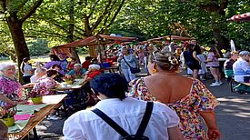 Die Kaffeetafel am Wildmeisterdamm zog zahlreiche Anwohnende der Gropiusstadt an, die sich bei Kuchen und Kaffee austauschten. (Bild: Undine Ungethüm und QM Gropiusstadt Nord)