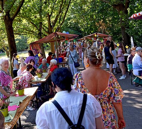 Die Kaffeetafel am Wildmeisterdamm zog zahlreiche Anwohnende der Gropiusstadt an, die sich bei Kuchen und Kaffee austauschten. (Bild: Undine Ungethüm und QM Gropiusstadt Nord)