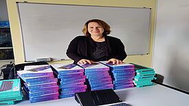 Margarete Heins von TIO freut sich sichtlich über die 32 neuen Tablets. (Bild: Birgit Leiß)