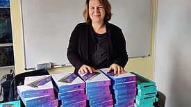 Margarete Heins von TIO freut sich sichtlich über die 32 neuen Tablets. (Bild: Birgit Leiß)