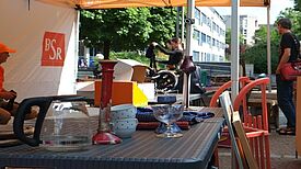 Beim Tauschmarkt im QM-Gebiet Rollbergsiedlung konnten die Anwohnenden ihre Gegenstände abgeben und neue Schätze finden. (Bild: H.Heiland)