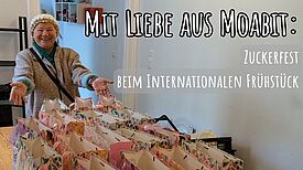 Vor Sedanur Karaca stehen auf einem Tisch die Geschenktüten, die sie zum Zuckerfest vorbereitet hat.