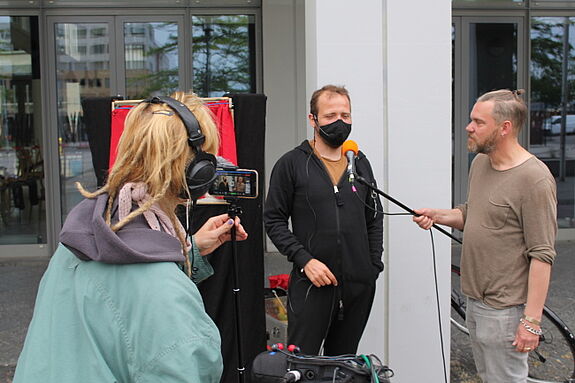 Kurzes Interview mit Klaus Gruber zu seinem Puppentheater. Bild: QM Hellersdorfer Promenade