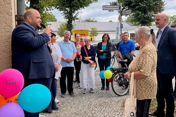 Bei der Eröffnung betonten die Vertreterinnen und Vertreter die Bedeutung der Arbeit des QM-Teams. (Bild: QM Germaniagarten)