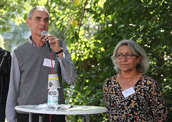  Peter Pulm und Kadriye Karci vom Team des Quartiersmanagements begrüßten die Besucherinnen und Besucher des Fests. (Bild: Kerstin Heinze)