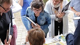 Die Jury am Stand der Bürgerredaktion. Foto: A. Schnell