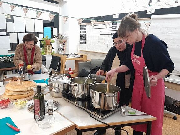 Der größte Teil der gemeinsam gekochten Kichererbsensuppe wurde an eine Obdachloseneinrichtung gespendet. (Bild: QM Donaustraße-Nord)