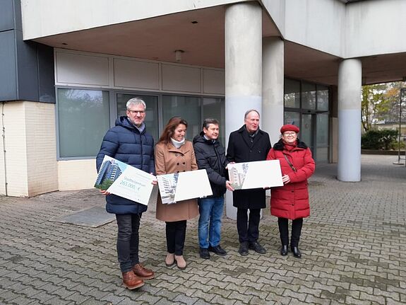 Förderfröhliches Gruppenbild: Das neue Stadtteilzentrum, das neue Landesprogramm „Sauberkeit und Sicherheitsempfinden in Großsiedlungen“ sowie der FACE Campus freuten sich über symbolischen Schecks. (Bild: Johannes Raschke)