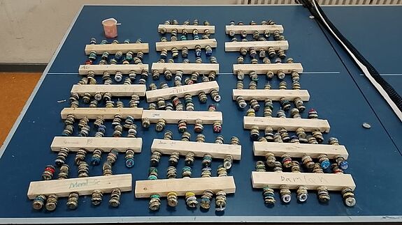 Beim Rocar-Projekt bauten die Kinder Rasseln, mit denen sie dann später Samba-Rhythmen ins Quartier brachten. (Bild: QM Heerstraße Nord)