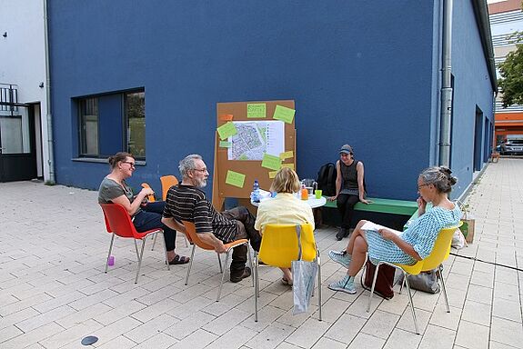 Gemeinsames Brainstorming beim ersten Projekttreffen im Olof-Palme-Zentrum. Foto: gruppe F