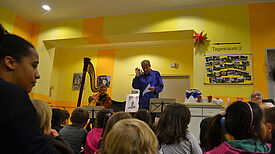 Ältere und Jüngere folgten gespannt der märchenhaften Geschichte "Die Schneekönigin" von Christian Andersen. Foto: Kita SpielRaum Perlentaucher