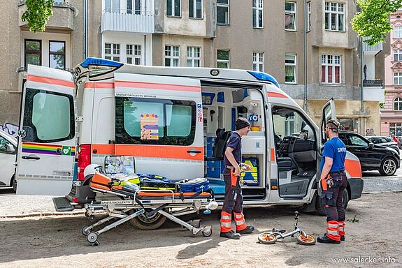 Für Interessierte stand der Rettungswagen vom Sanitätskollektiv Berlin offen. (Bild: Ralf Salecker)
