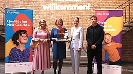 Moderatorin Barbara Schöneberger, Bundesfamilienministerin Lisa Paus, Geschäftsführerin der DKJS, Anne Rolvering, und Musiker Tim Bendzko auf der Preisverleihung. (Bild: DKJS/L. Schramm)