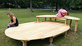 Die Kinder und Jugendlichen konnten beim Bau der Parkmöbel mitwirken. Bild: TeamFox