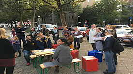 Die Kiezbewohner planen ihren neuen Gemeinschaftsgarten. Bild: gruppe F