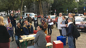 Die Kiezbewohner planen ihren neuen Gemeinschaftsgarten. Bild: gruppe F