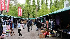 Ein Flohmarkt bietet nicht nur die Möglichkeiten des Kaufens oder Verkaufens, sondern lässt Nachbarinnen und Nachbarn auch miteinander ins Gespräch kommen. (Bild: QM Harzer Straße)