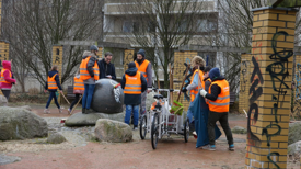 Die Schülerinnen und Schüler packten an und putzen ihren Kiez. Foto: Altglienicke Aktuell / QM Kosmosviertel 