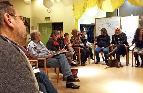 Interessierte Runde im Nachbarschaftstreffpunkt „Huzur" Bild: Peter Pulm