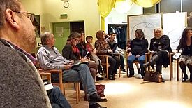 Interessierte Runde im Nachbarschaftstreffpunkt „Huzur" Bild: Peter Pulm