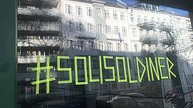 #solisoldiner an der Fensterscheibe des Vorortbüros. Foto QM  Soldiner Straße