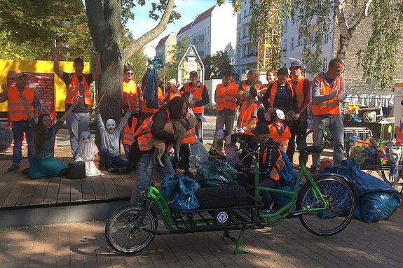 Beim Zwischenstopp auf der Grüntaler Promenade zeigten Kinder der „Prinzenakademie“ eine Theateraufführung. Foto: QM